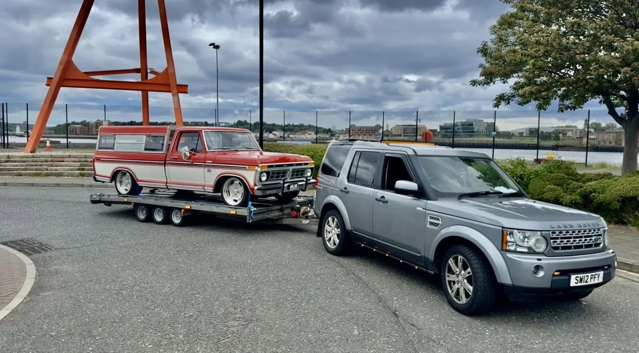 DSBM Land Rover Discovery and vehicle transporter moving a classic Ford